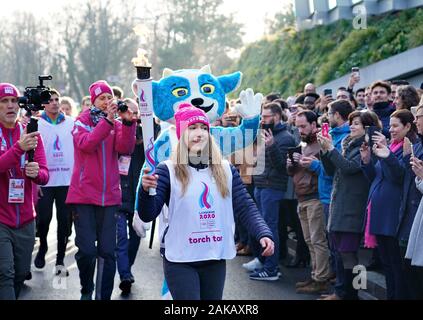 (200108) -- LAUSANNE, le 8 janvier 2020 (Xinhua) -- le porteur de flambeau Christelle Boivin s'exécute au cours d'un relais de la flamme pour les Jeux Olympiques d'hiver de la jeunesse 3ème à Lausanne, Suisse, le 8 janvier 2020. (Xinhua/Yang Shiyao) Banque D'Images