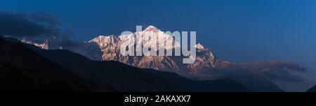 Mont Nilgiri vu de Kagbeni, village du district de Mustang (Népal). Banque D'Images