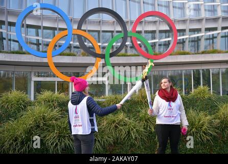 (200108) -- LAUSANNE, le 8 janvier 2020 (Xinhua) -- le porteur de flambeau Christelle Boivin (L) passe le flambeau à Aurore Locher lors d'un relais de la flamme pour les Jeux Olympiques d'hiver de la jeunesse 3ème à Lausanne, Suisse, le 8 janvier 2020. (Xinhua/Qingqin Wang) Banque D'Images