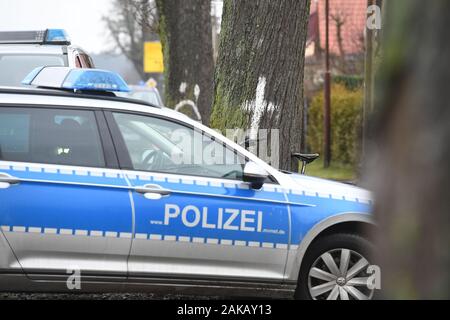08 janvier 2020, Mecklembourg-Poméranie-Occidentale, Neunkirchen : croix blanches sont peintes sur les arbres de l'avenue road district K 5 près de Greifswald. Des activistes protestent contre l'abattage des arbres pour l'extension de la zone de la mer Baltique cycle côtières chemin. Les militants du mouvement pour la justice climatique Greifswald veulent attirer l'attention sur les résidus des plantes de la zone Vorpommern-Greifswald. Selon le mouvement pour la justice climatique, il y a un manque de plus de 4 000 arbres le long des routes de district, dans l'arrondissement de Poméranie-occidentale-Greifswald. La réserve est également dirigée contre la possibilité de Banque D'Images