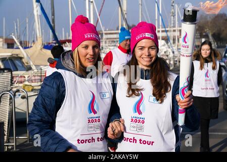 (200108) -- LAUSANNE, le 8 janvier 2020 (Xinhua) -- le porteur de flambeau Louise Thilo (L) et Céline van jusqu'à poser pour des photos au cours d'un relais de la flamme pour les Jeux Olympiques d'hiver de la jeunesse 3ème à Lausanne, Suisse, le 8 janvier 2020. (Xinhua/Wang Jianwei) Banque D'Images