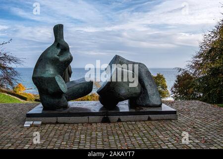 Henry Moore Sculpture dans le jardin de musée d'Art moderne sur la rive de l'Øresund Sound, Humlebaek, Danemark Banque D'Images