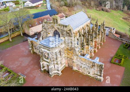 Vue aérienne de La Chapelle de Rosslyn à Roslin village Midlothian, Ecosse, Royaume-Uni Banque D'Images