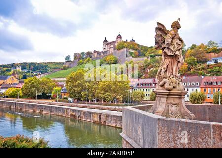 Wurzburg. Au bord de l'eau principal et pittoresque château de Wurzburg et vignobles sur la réflexion, la Bavière région d'Allemagne Banque D'Images