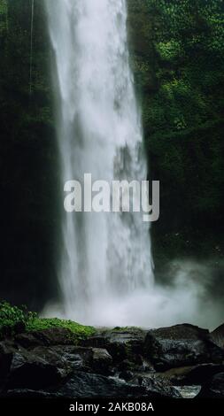 Nungnung Amazing waterfall close up, Bali, Indonésie Banque D'Images