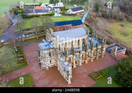 Vue aérienne de La Chapelle de Rosslyn à Roslin village Midlothian, Ecosse, Royaume-Uni Banque D'Images