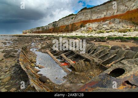 Hunstanton Cliffs et plage à marée basse West Norfolk en hiver et vieux bateau épave Banque D'Images