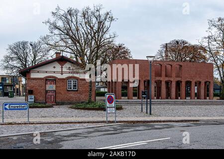 1994 Sculpture architecturale brique par artiste par Kirbeby à Humlebæk gare est un point de repère pour la proximité de Louisiana Art Museum au Danemark Banque D'Images