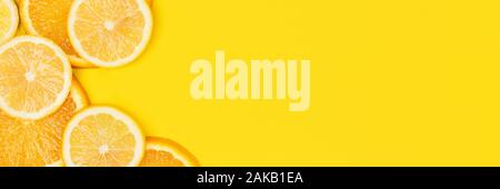 Agrumes juteux sur un fond jaune. Vitamine lumineux photo. L'espace de copie, web-bannière format. Banque D'Images