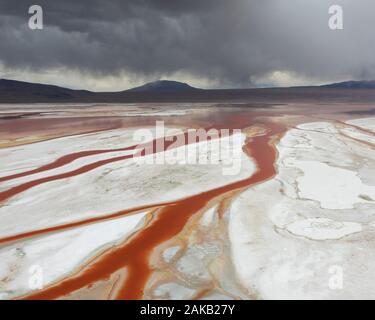 Une photographie aérienne de la drone de Laguna Colorada dans la région altiplano de Bolivie Banque D'Images