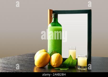 Bouteille de lemoncello avec lunettes et menu de commande Banque D'Images