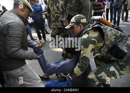 Guwahati, Assam, Inde. 8 janvier, 2020. Des militants du Centre des syndicats indiens (CITU) sont arrêtés lors d'un rassemblement de protestation contre le gouvernement, organisées dans le cadre d'une grève nationale par divers syndicats de Guwahati. Crédit : David Talukdar/ZUMA/Alamy Fil Live News Banque D'Images