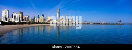 Vue urbaine avec plage, Al Hamra Tower et Kuwait Towers, Koweït, Koweït Banque D'Images