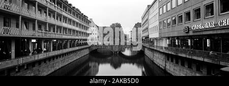 Paysage urbain en noir et blanc avec canal et le pont de la vieille ville de Nuremberg, Bavière, Allemagne Banque D'Images