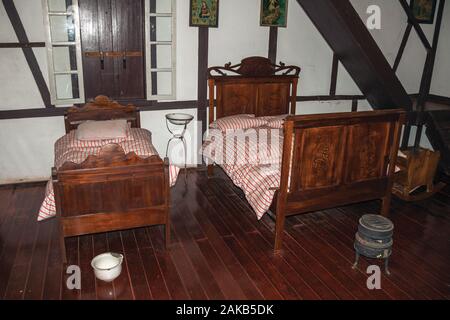 Reproduction historique d'une ancienne chambre à l'Immigré Village Park de Nova Petropolis. Une ville fondée par des immigrants allemands dans le sud du Brésil. Banque D'Images