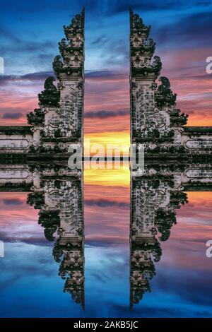 Les portes du temple au temple de Lempuyang Luhur à Bali, Indonésie. Banque D'Images