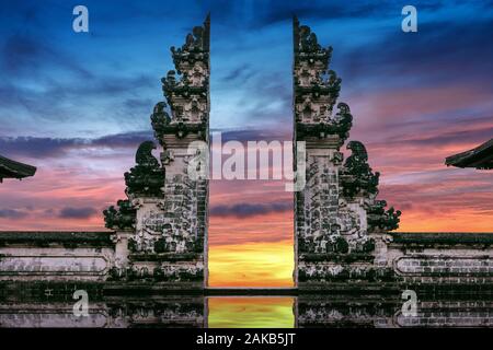 Les portes du temple au temple de Lempuyang Luhur à Bali, Indonésie. Banque D'Images