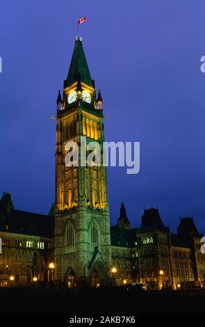 Le Parlement canadien extérieur du bâtiment la nuit, Ottawa, Ontario, Canada Banque D'Images