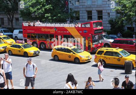 New York City, NY USA. Jul 2017. Visite de la ville en bus en passant en face du Metropolitan Museum of Art de New York. Banque D'Images