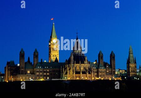 Le Parlement canadien extérieur du bâtiment la nuit, Ottawa, Ontario, Canada Banque D'Images