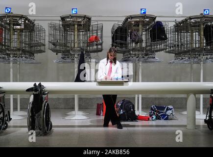 New York City, NY USA. Jul 2017. Le personnel du musée à l'enduire et bulletin de bagages au comptoir d'occupé dans la documentation. Banque D'Images