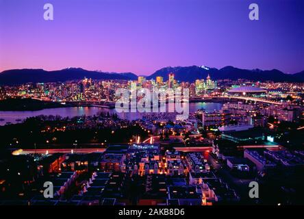 La ville de Vancouver avec river dans la nuit, British Columbia, Canada Banque D'Images