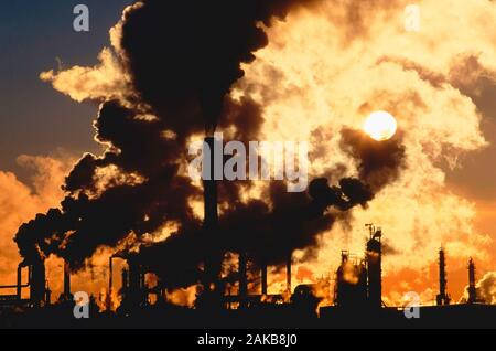Raffinerie d'huile silhouette au coucher du soleil, Edmonton, Alberta, Canada Banque D'Images