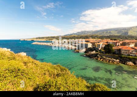 Llanes, Espagne. Vue sur la mer et port ville de Llanes, dans les Asturies Banque D'Images