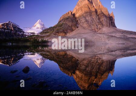 Paysage avec Mount Assiniboine reflétant in Sunburst Lake, le parc provincial du mont Assiniboine, Colombie Britannique, Canada Banque D'Images