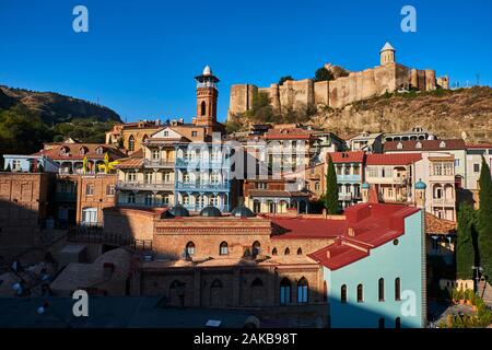 La Géorgie, Caucase, Tbilissi, la vieille ville ou Dzveli Kalaki, le district d'Abanotubani ou district de soufre dominé par la forteresse de Narikala Banque D'Images