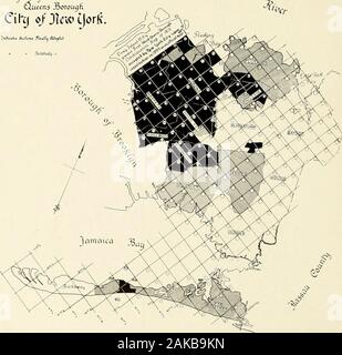 Queens Borough ; être un livre illustré et descriptif du borough du Queens, ville du Grand New York, exposant ses nombreux avantages et possibilités qu'une section où vivre, travailler et réussir ..émis par la commission industrielle et de fabrication de la Chambre de commerce de l'arrondissement de Queens ; . N vertu de la Charte de la ville de New York, toutes les améliorations telles que l'ouverture légale des rues, les systèmes de drainage, les égouts, le règlement de la voirie, le métro, etc., bebased sur une carte topographique adopté par la ville au-autorités. Cette carte est le fondement sur lequel thefuture c Banque D'Images