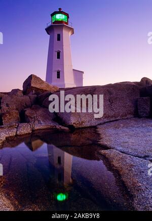 Le phare de Peggy's Cove au coucher du soleil, Peggy's Cove, Nova Scotia, Canada Banque D'Images