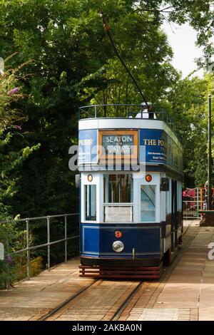 Open top historique tramway électrique à Colyford station village dans la vallée d'Ax Dorset Banque D'Images