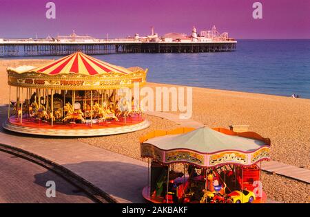 Avis de carrousels sur plage, Brighton, England, UK Banque D'Images