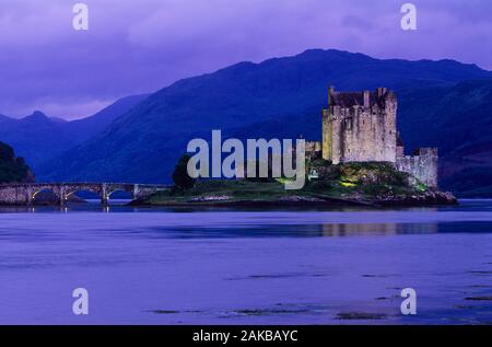 Le Château d'Eilean Donan sur l'île du lac et bridge at Dusk, Highlands, Scotland, UK Banque D'Images