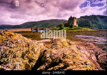 Paysage avec le Château d'Eilean Donan et pont, Highlands, Scotland, UK Banque D'Images