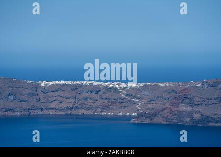 Ville touristique de Oia sur l'île méditerranéenne de l'ensemble de la baie de Santorin Imerovigli. Banque D'Images