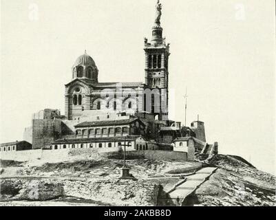 Les Oblats de Marie Immaculée durant le premier siècle de leur existence . . Marseille. - Notre-Dame de la Garde. CHAPITRE XIX Notre-Dame de la Garde 1850-1853 § 1Le Sanctuaire de la " bonne mère ". Au sud du bassin de la Joliette et du Vieux-Port de Marseille, estune colline de cent soixante mètres daltitude, au sommet dénudé par un etcouronné fort. Dans lenceinte de celui-ci, se dresse actuellementune magnifique basilique de style néo-byzantin, resplendissante demarbres et de mosaïques, avec une belle coupole et un clocher monu-mentale, surmonté dune statue colossale de la Reine du ciel, en Banque D'Images