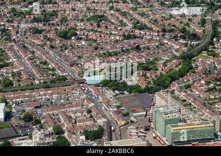 Vue aérienne du quartier londonien d'Hounslow est avec la ligne Piccadilly et la station de métro de Hounslow Bus Station au milieu de l'image. Sunny Banque D'Images