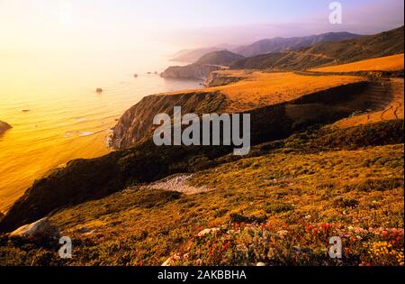 Bordée de falaises avec paysage au coucher du soleil, Big Sur, Californie, USA Banque D'Images