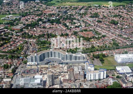 Vue aérienne du quartier londonien d'Hounslow avec le centre historique et le centre commercial de Blenheim Piccadilly au milieu de l'image. Banque D'Images