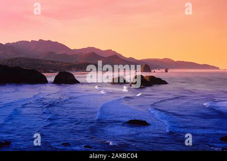 Vue aérienne de rock formation in sea at sunset, Cannon Beach, Oregon, USA Banque D'Images