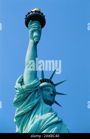 Statue de la liberté contre ciel bleu clair, New York City, USA Banque D'Images