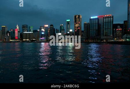 Soir vue sur le quartier de Wan Chai, sur la rive nord de l'île de Hong Kong, vues du port de Victoria Banque D'Images