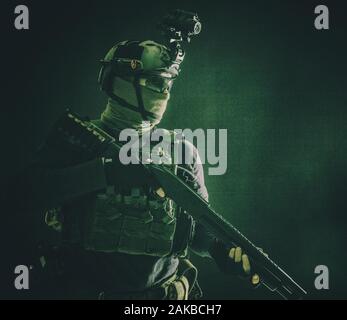 Soldat des troupes d'élite de l'armée touche bas studio portrait Banque D'Images