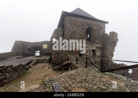 Château de Boldogko à Boldogkovaralja, Hongrie sur une journée d'hiver brumeux. Banque D'Images