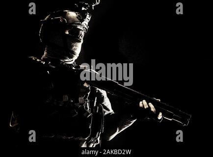 Soldat des troupes d'élite de l'armée touche bas studio portrait Banque D'Images