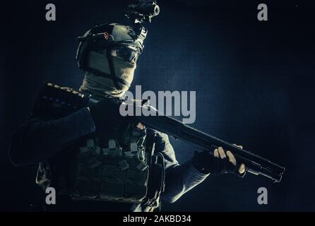 Soldat des troupes d'élite de l'armée touche bas studio portrait Banque D'Images