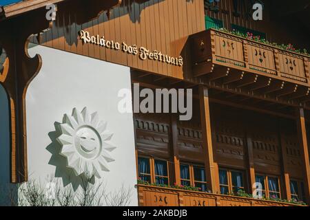 Détail de la façade du palais des Festivals de charme avec le symbole de la Escultura Film Festival. Une jolie ville d'influence européenne dans le sud du Brésil. Banque D'Images