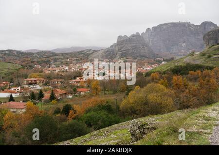 Météores, Grèce - Dec 19, 2019 : Avis de Trikala ville dans le 'shadow' des rochers des météores. Trikala, Grèce Banque D'Images